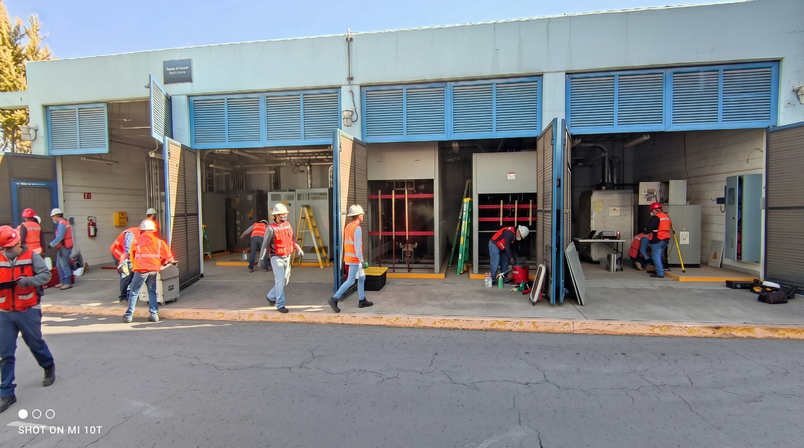 Técnicos de Naiva Electric trabajando en una instalación