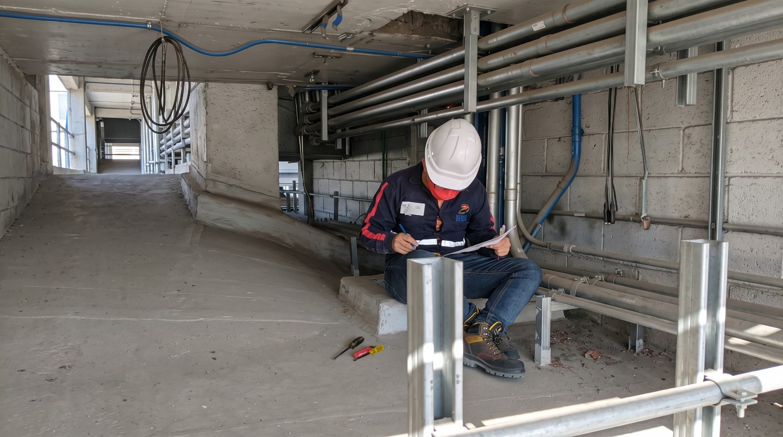 Ingeniero eléctrico realizando un diagnóstico técnico