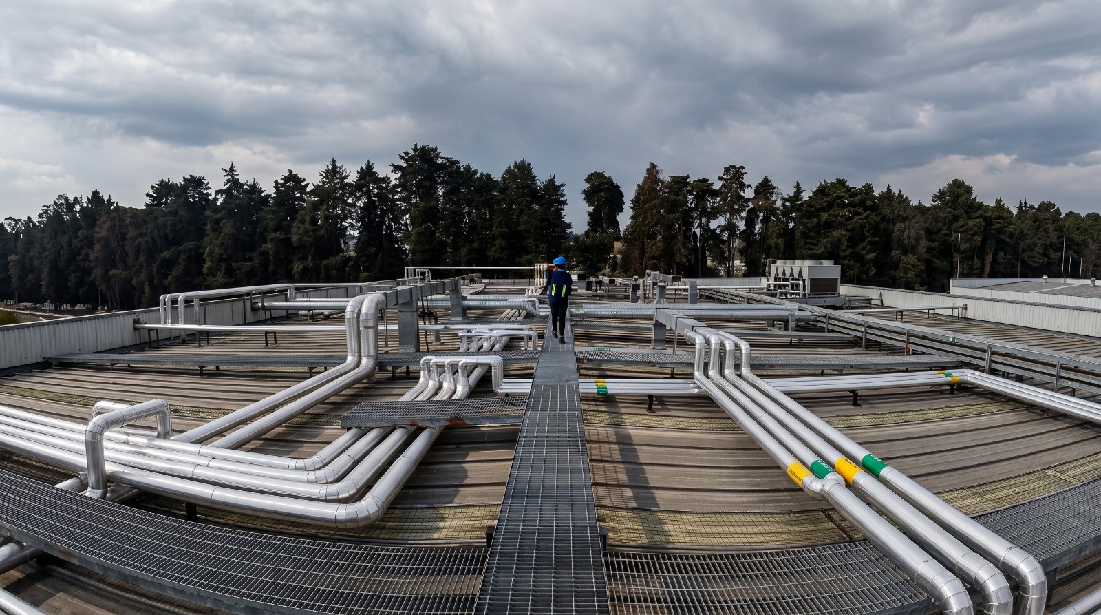 Equipo de ingeniería eléctrica en campo