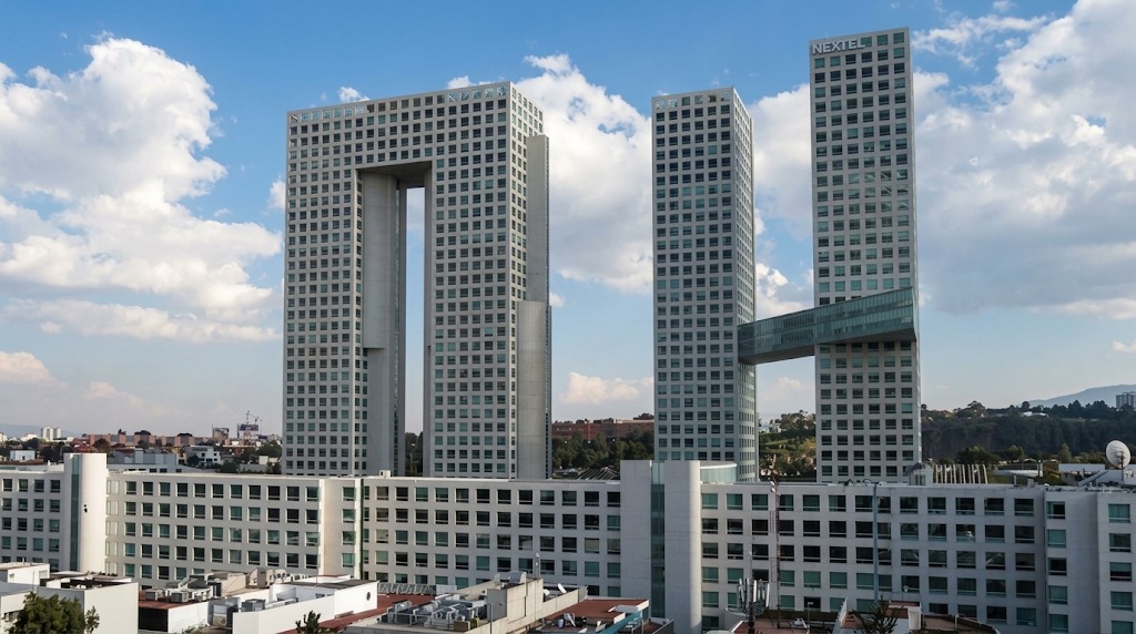 Plaza comercial con mantenimiento eléctrico de edificio